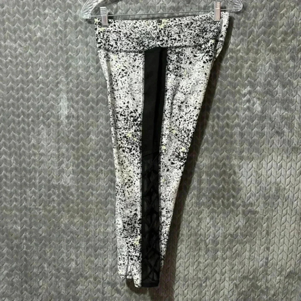 Xersion Splatter Mesh Crop Capri Leggings - Size Medium